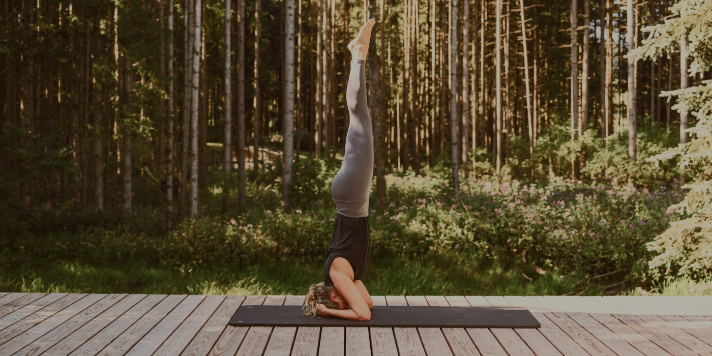 Forstgut Chalet Bayerischer Wald – Yoga auf der Plattform im Gutswald, Entspannung und Natur erleben in Bayern.